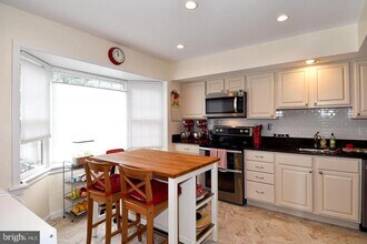 5449 Grove Ridge Way in North Bethesda, MD - Building Photo - Building Photo