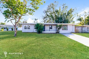 5608 32nd Ave N in St. Petersburg, FL - Building Photo