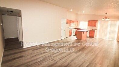 16489 Riley Dr in La Pine, OR - Building Photo - Building Photo
