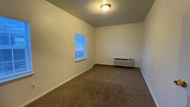 2416 Queensbury Rd in Moore, OK - Building Photo - Building Photo