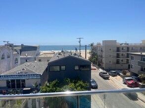 6400 Pacific Ave, Unit 304 in Playa Del Rey, CA - Foto de edificio - Building Photo