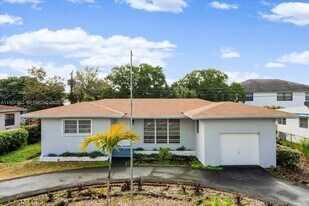 1060 NE 166th St in North Miami Beach, FL - Building Photo