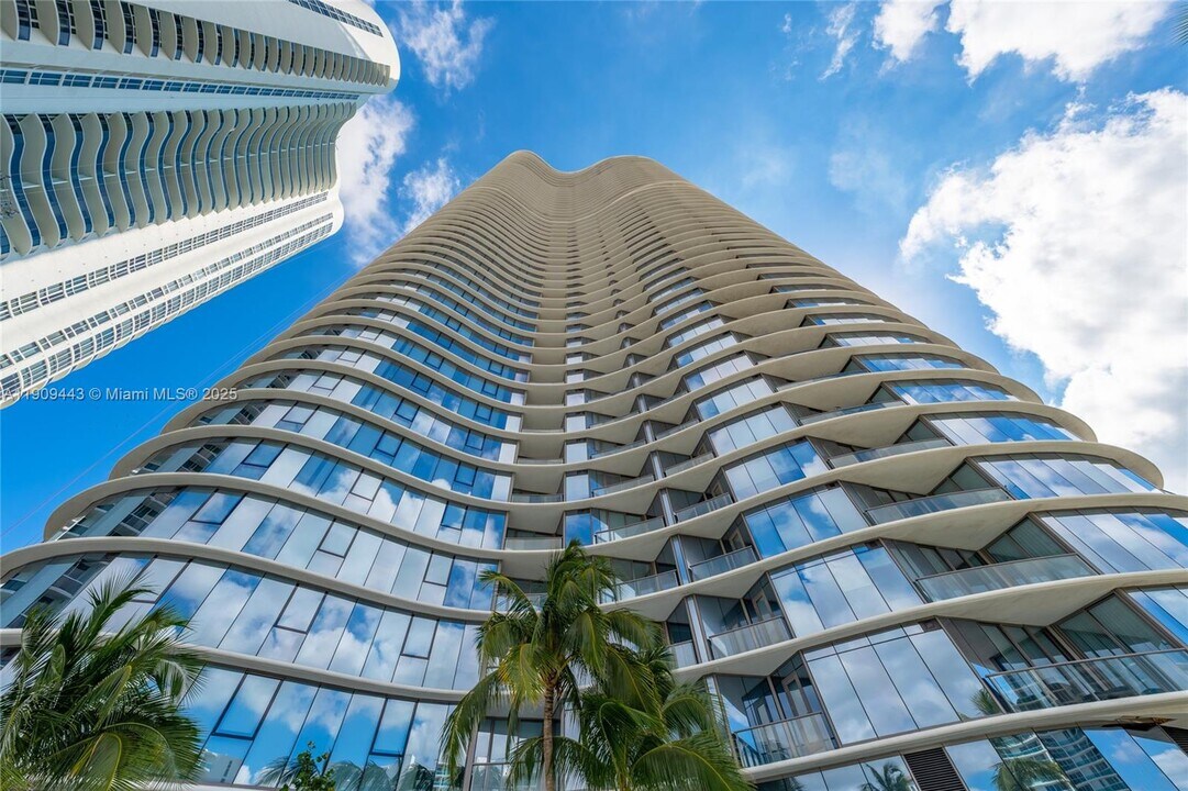 15701 Collins Ave, Unit 4303 in North Miami Beach, FL - Foto de edificio
