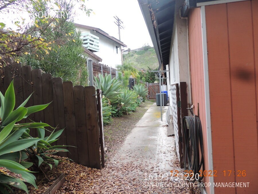 5190 Countryside Dr in San Diego, CA - Building Photo