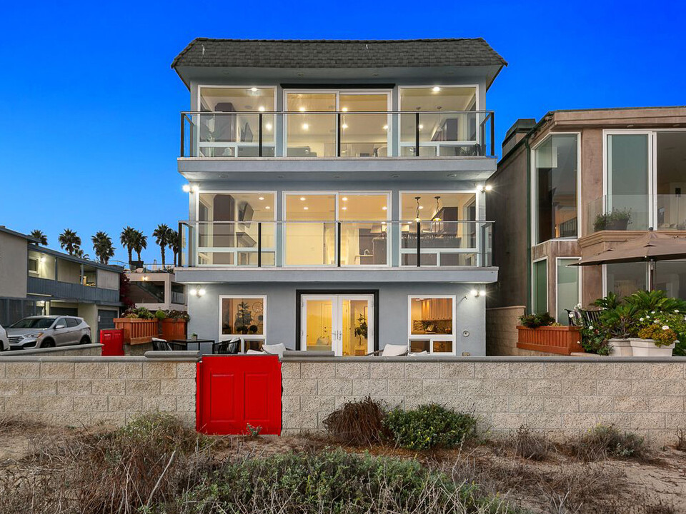 7310 W Oceanfront in Newport Beach, CA - Building Photo