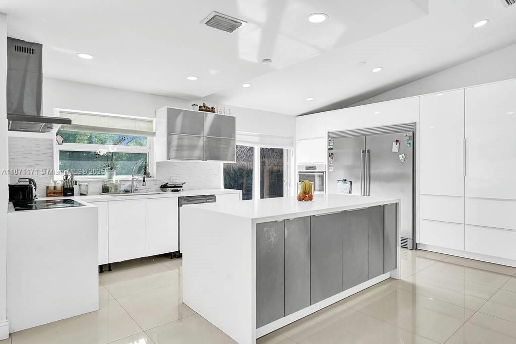 2190 NE 122nd St in North Miami, FL - Foto de edificio