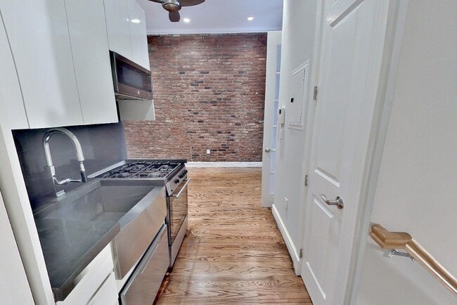 47 1/2 1st Street (2nd & 1st Ave), #1F