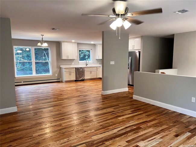 158 Norfleet Ln in Medford, NY - Foto de edificio - Building Photo
