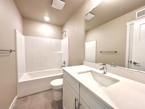 15423 Admiralty Way in Lynnwood, WA - Building Photo - Building Photo