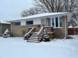 1035 Connaught Crescent in Sarnia, ON - Building Photo