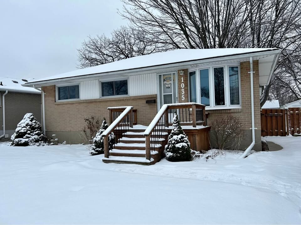 1035 Connaught Crescent in Sarnia, ON - Building Photo