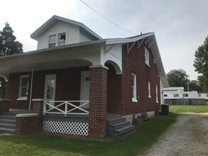 2086 Hilton Ave in Dover, PA - Foto de edificio - Building Photo