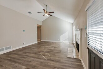 813 Globe Ave in Blue Mound, TX - Foto de edificio - Building Photo