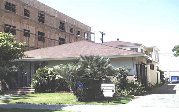 2111-2113 S Bentley Ave in Los Angeles, CA - Building Photo