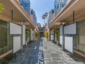 938 San Vicente Blvd in Santa Monica, CA - Building Photo - Building Photo