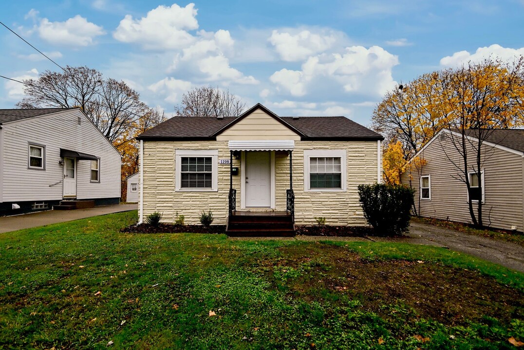 1198 Greenwood Ave in Akron, OH - Building Photo