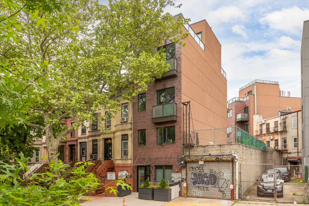 483 Marion St in Brooklyn, NY - Foto de edificio