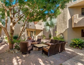 10301 N 70th St in Paradise Valley, AZ - Foto de edificio - Building Photo
