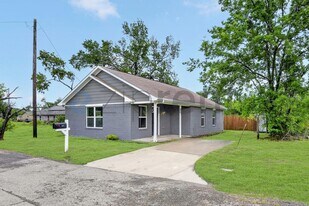 Unit in Bonham, TX - Building Photo