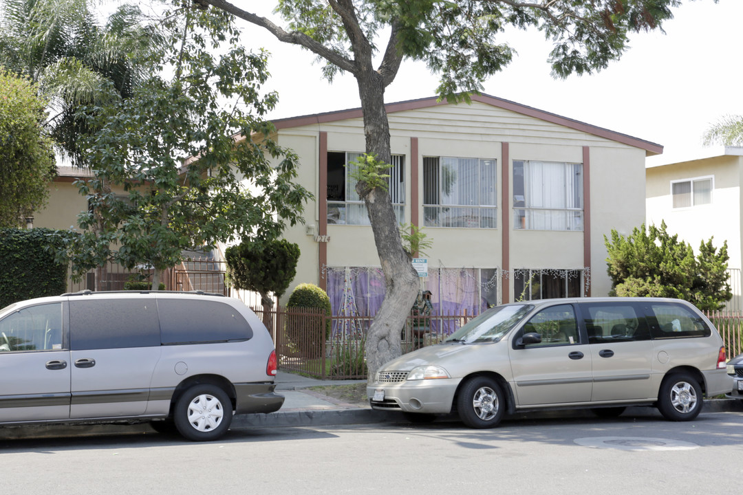 1214 E Borchard Ave in Santa Ana, CA - Building Photo