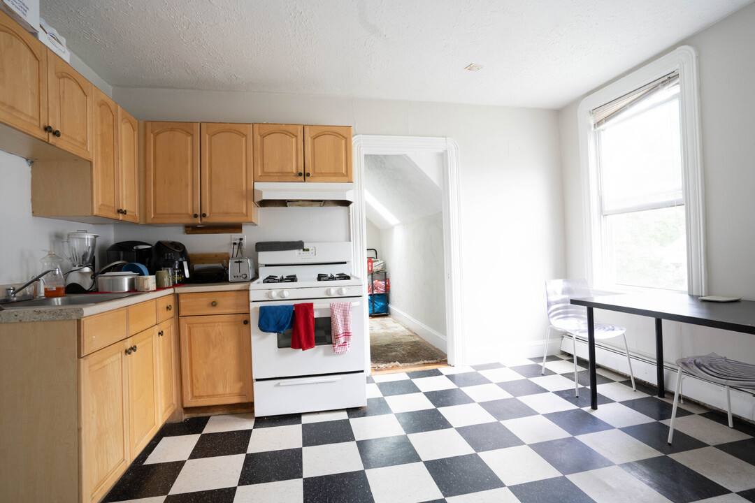 32 Gordon St, Unit 3 in Boston, MA - Building Photo