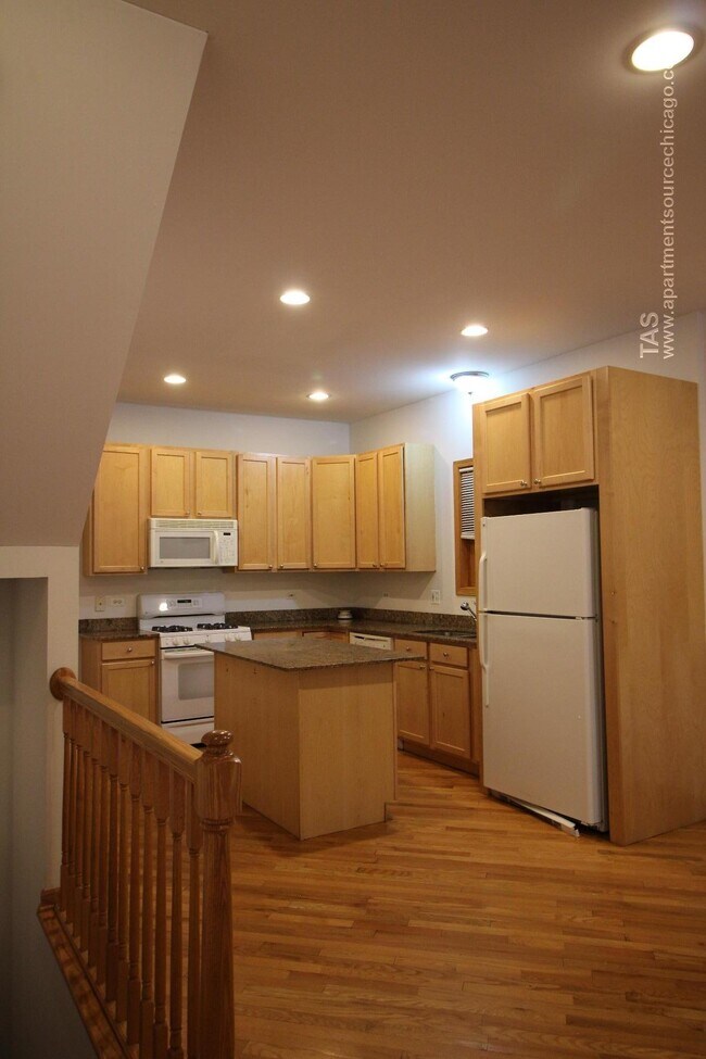 1321 W Belmont Ave in Chicago, IL - Building Photo - Building Photo
