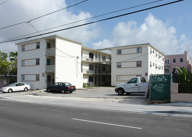 Llanes Apartments in Miami, FL - Building Photo - Building Photo