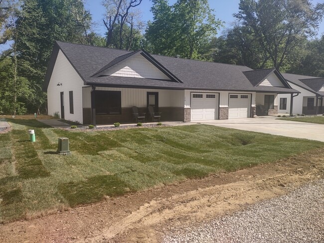 905 W Broadway St in Loogootee, IN - Building Photo - Building Photo