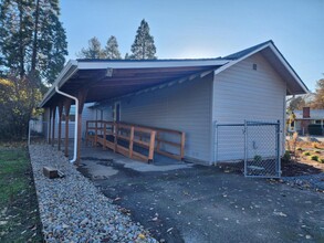 453 E Park St in Grants Pass, OR - Building Photo - Building Photo