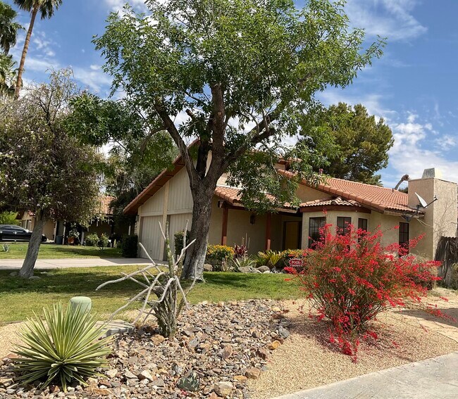 34220 Linda Way in Cathedral City, CA - Foto de edificio - Building Photo