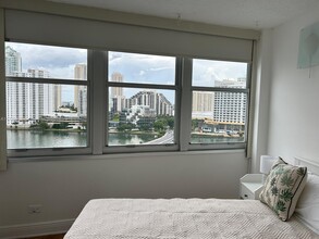 905 Brickell Bay Dr, Unit 1431 in Miami, FL - Building Photo - Building Photo