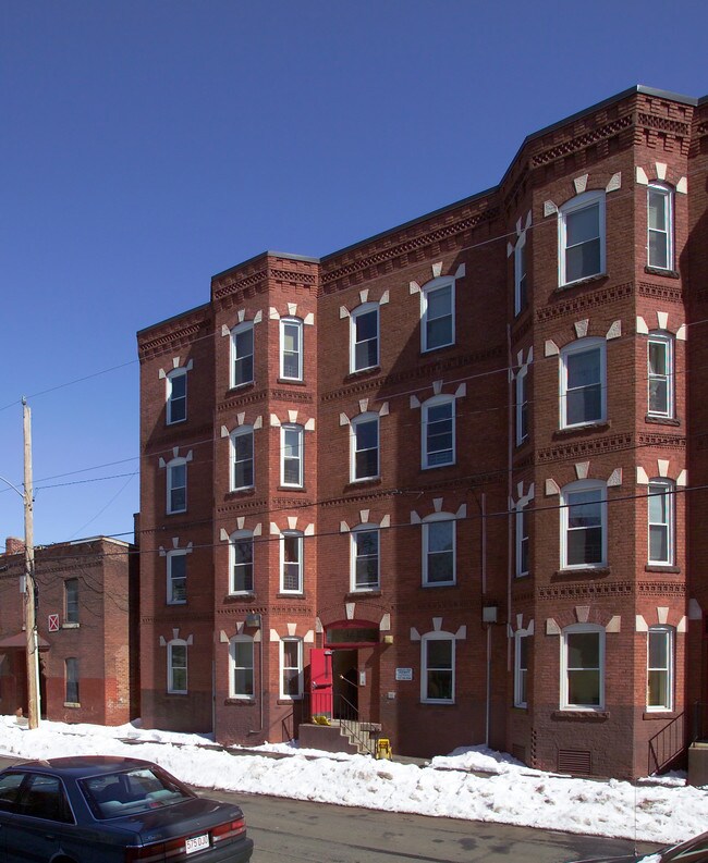 146 West St in Holyoke, MA - Foto de edificio - Building Photo