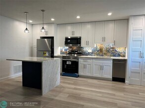 2050 NE 39th St, Unit 106 in Fort Lauderdale, FL - Building Photo - Building Photo