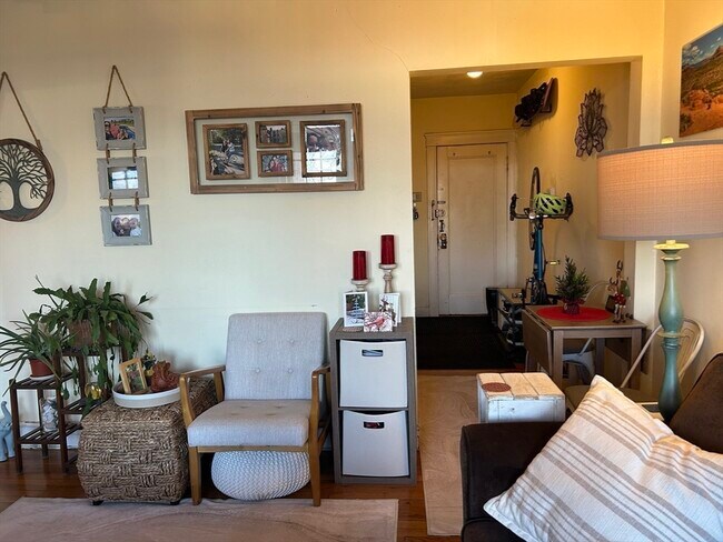 1933 Commonwealth Ave, Unit 8 in Boston, MA - Building Photo - Building Photo