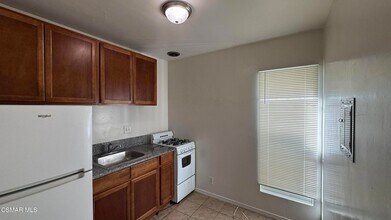 13507 Victory Blvd, Unit 2 in Los Angeles, CA - Foto de edificio - Building Photo