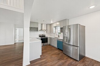 6935 W Holiday St in Hitchcock, TX - Building Photo - Building Photo