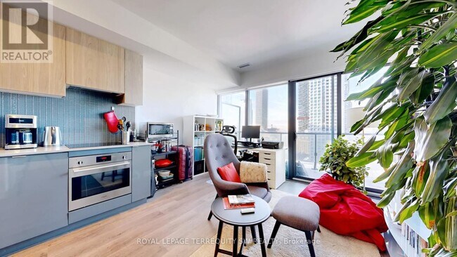 161 Roehampton Ave in Toronto, ON - Building Photo - Building Photo