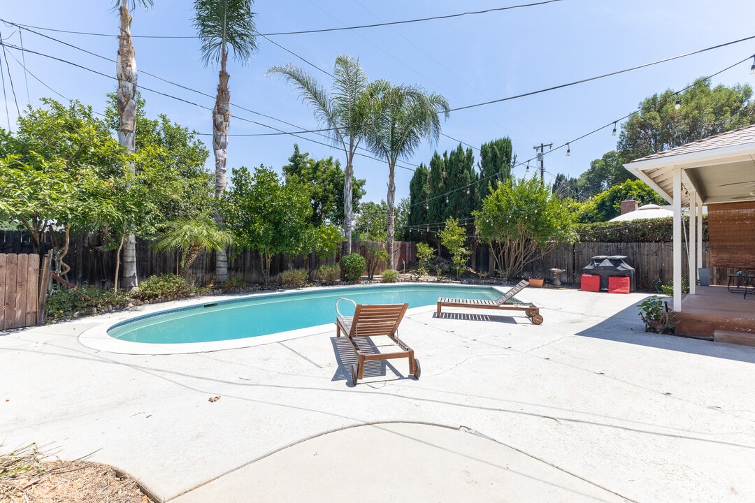 7706 Quakertown Ave in Los Angeles, CA - Building Photo