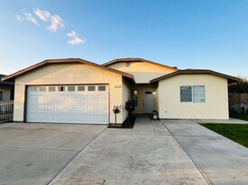 211 W 13th Ave in Delano, CA - Building Photo