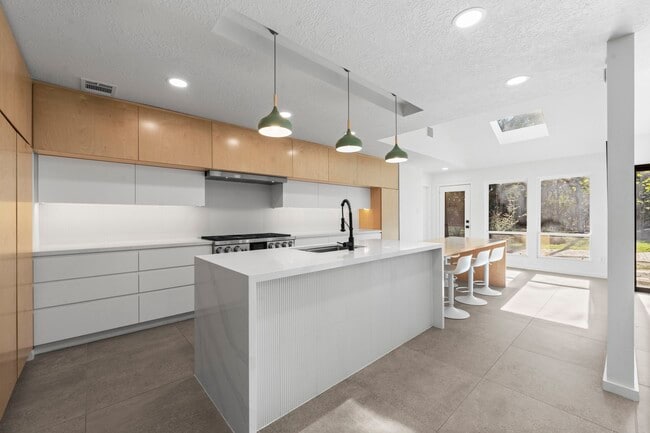 property at 2703 Crossvine Cir