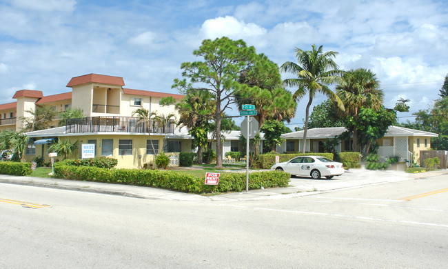 White House in Lake Worth, FL - Building Photo - Building Photo