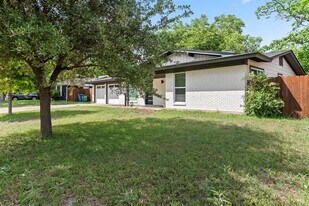 2914 Loyola Ln in Austin, TX - Building Photo