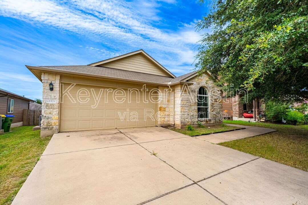 13321 Pine Needle St in Manor, TX - Foto de edificio