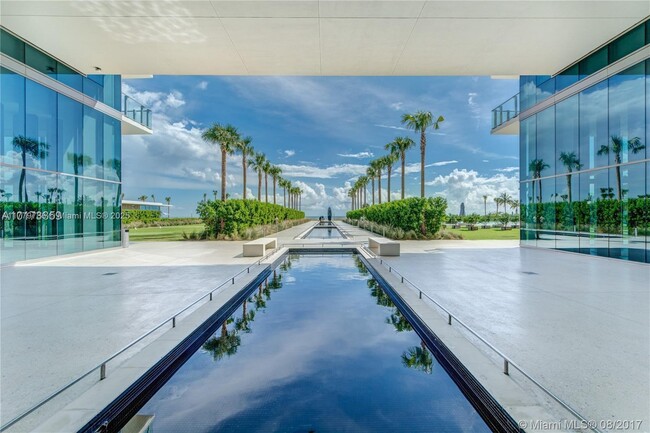 350 Ocean Dr in Key Biscayne, FL - Foto de edificio - Building Photo