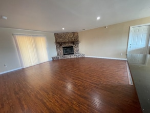 8560 Oakwood Ave in Hesperia, CA - Building Photo - Building Photo