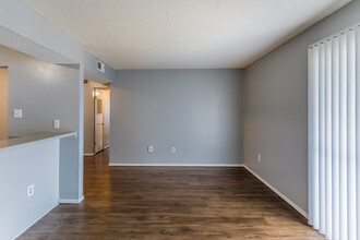 Deerfield Apartments in Memphis, TN - Building Photo - Interior Photo