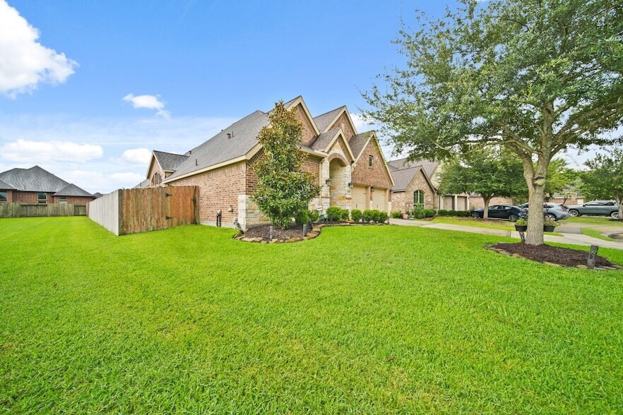 1303 Paradise Creek Ln in Rosenberg, TX - Foto de edificio