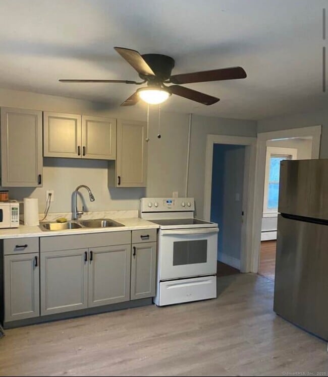 290 Maple Ave in Montville, CT - Building Photo - Building Photo