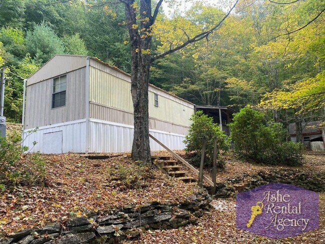 5208 Big Windfall Rd in Lansing, NC - Building Photo - Building Photo