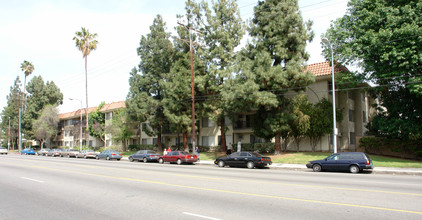 Woodman Manor Apartments in Van Nuys, CA - Building Photo - Building Photo